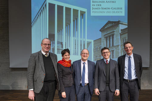 Große Freude im Vorstand: 2019 übernimmt Michael Meyer den Staffelstab von Eva Cancik-Kirschbaum als Vertreter der Freien Universität Berlin im Vorstand des Berliner Antike-Kollegs.